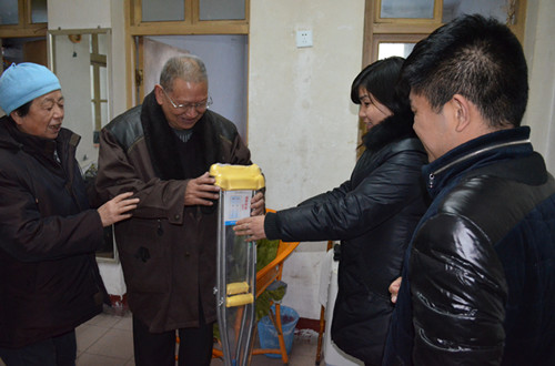 二七区工商联 ：困难群众“微心愿” 非公经济党支部和党员干部来实现(图1)