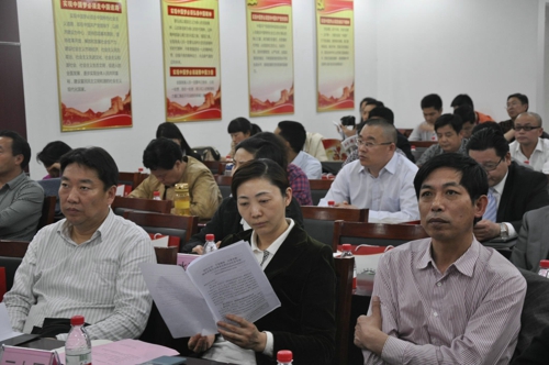 郑州市召开非公有制经济人士党的群众路线教育实践活动暨理想信念教育实践活动推进现场会(图2) 郑州市召开非公有制经济人士党的群众路线教育实践活动暨理想信念教育实践活动推进现场会(图2)