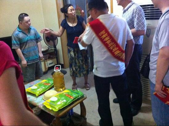 管城区城东路街道办事处城北路社区举办“献爱心、关爱残疾人”活动(图1)