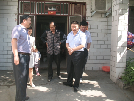 新密市工商联走访慰问贫困户(图3)