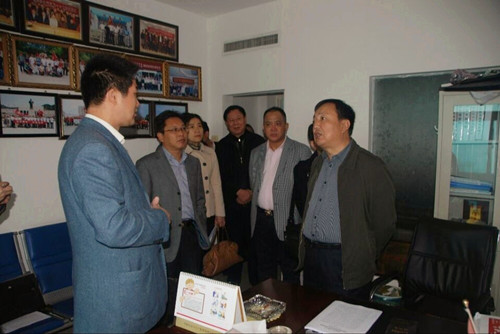 新疆建设兵团到郑州温州商会参观学习 管城回族区委副书记武拥军等领导的陪同(图2)