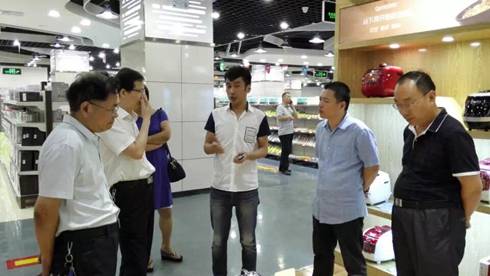 管城回族区委深入街道商会调研跨境电商运作(图1)