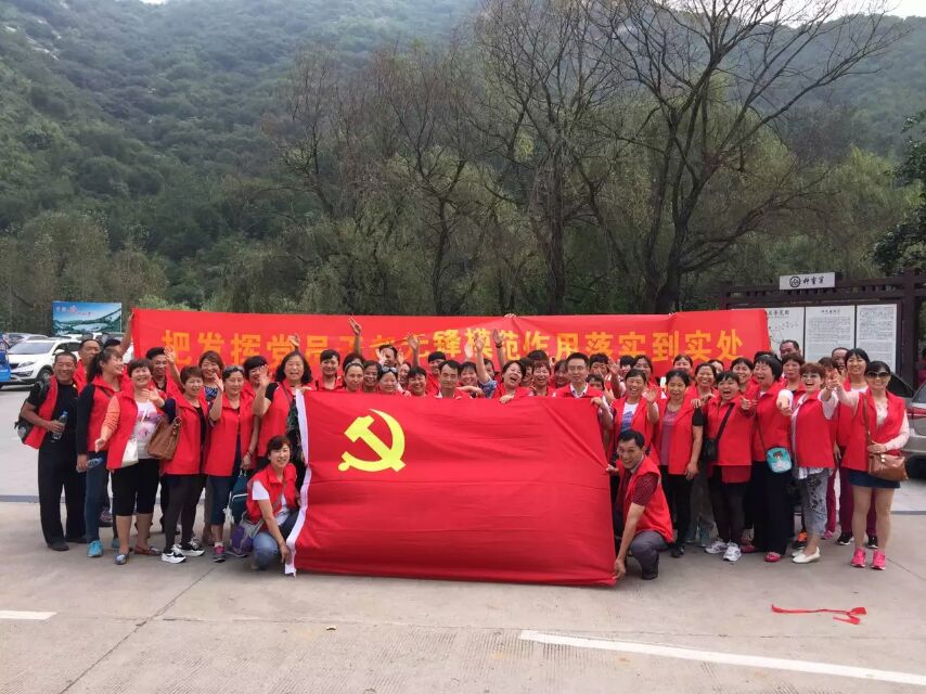 管城区工商联副会长企业河南天天阳光集团组织党员进行抗战纪念活动(图1)