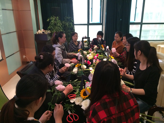 金水区为辖区非公经济人士举行“花”样生活插花活动(图1)
