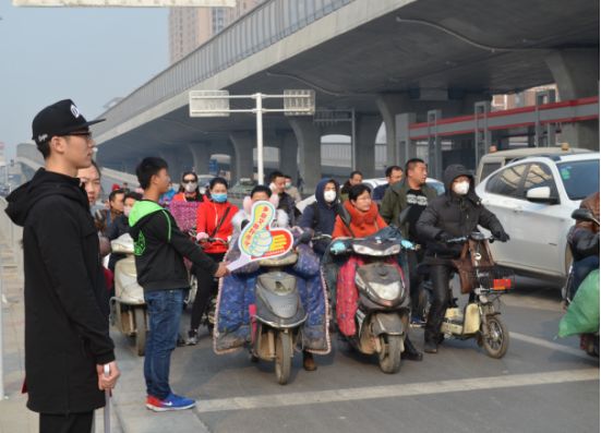金水区工商联：传承雷锋精神，争做文明出行志愿者(图1)