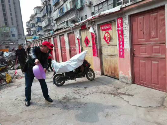 金水区街道商会发挥统战志愿者服务优势美化人居环境(图1)