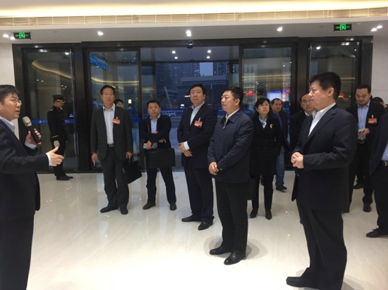 郑州市工商联界别市政协委员考察河南自贸区郑州片区综合服务中心(图3)