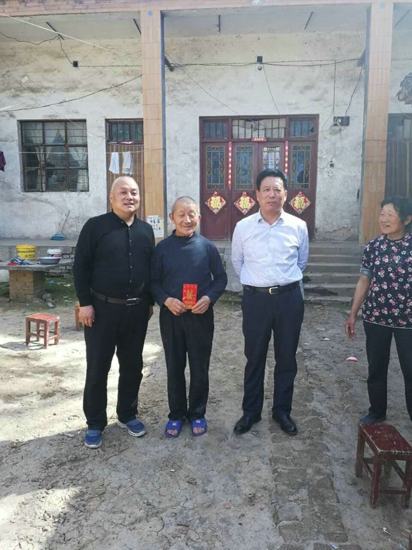 新密工商联：异乡结对来帮扶  入户慰问暖人心(图1)