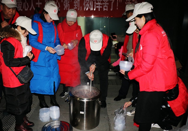 郑州市徐州商会：一碗爱心粥，温暖一座城(图2)