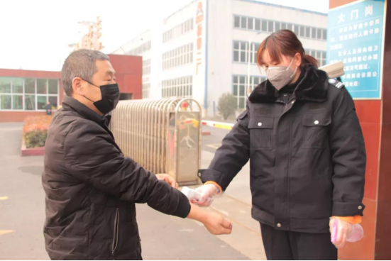 明泰铝业时刻坚守岗位 保障药箔供应(图4)