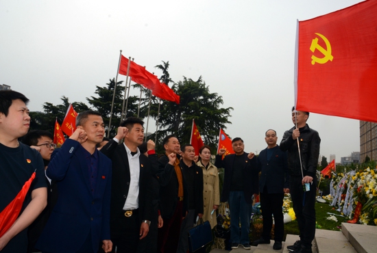 郑州市温州商会开展“不忘初心 缅怀英烈”党日主题活动(图2)